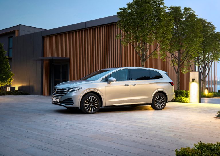 Volkswagen Viloran góc ngoại thất