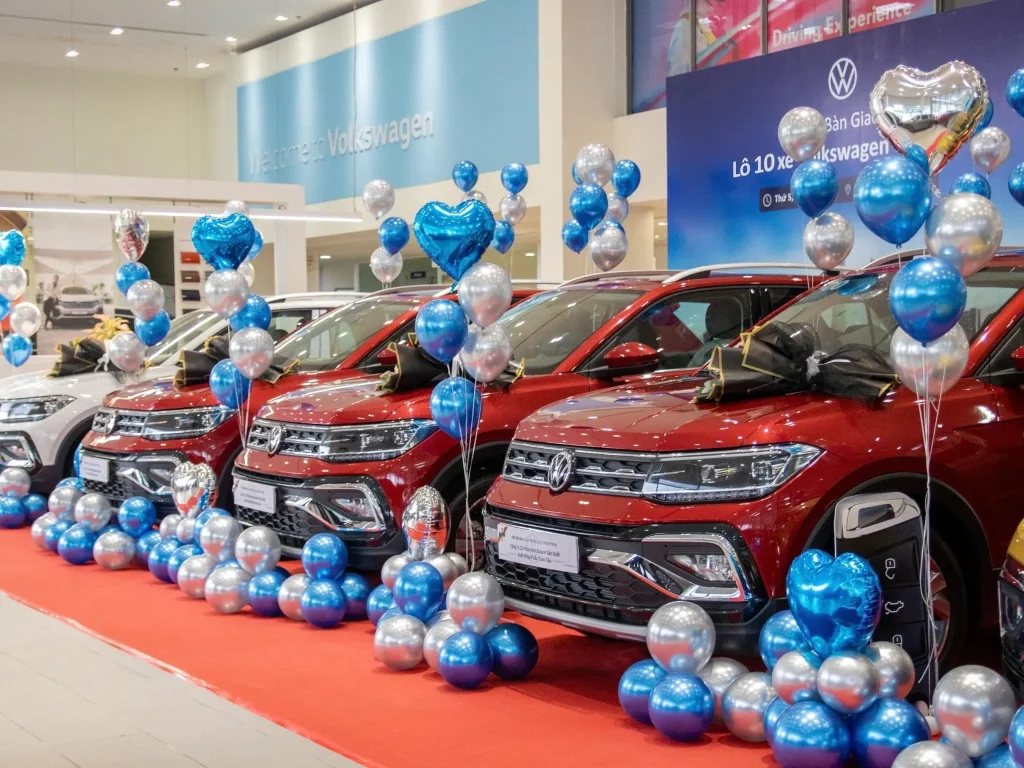Bàn giao xe Volkswagen Viloran tại đại lý