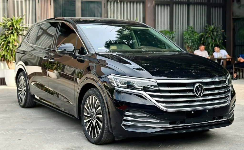 Volkswagen Viloran màu đen