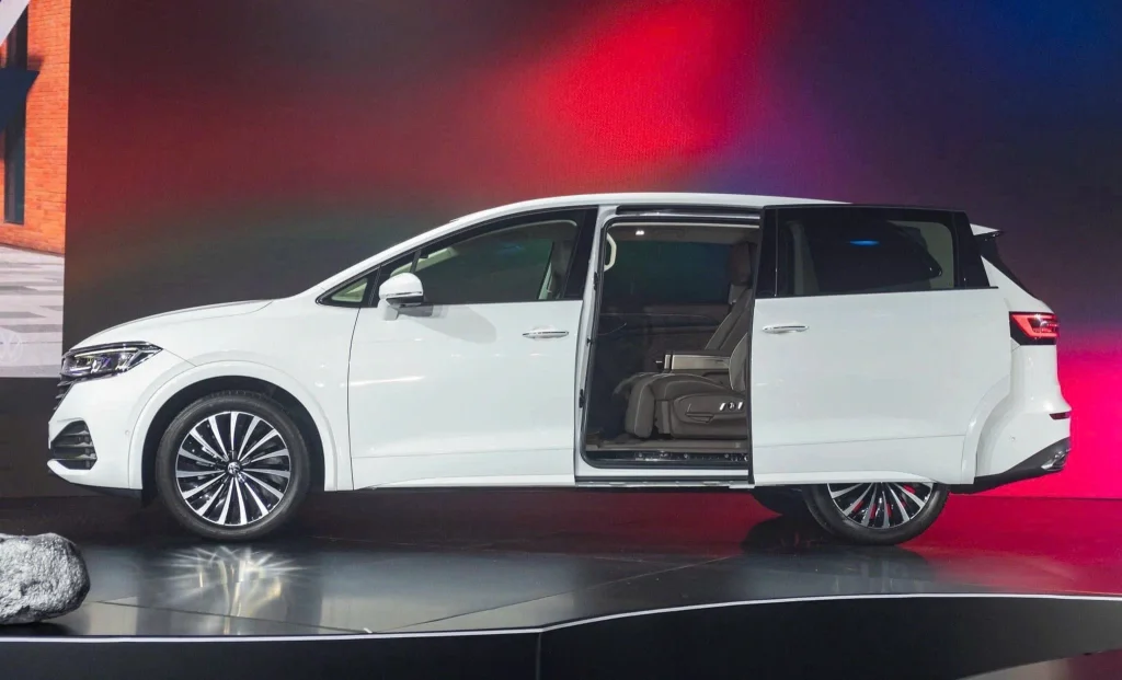 Volkswagen Viloran màu trắng