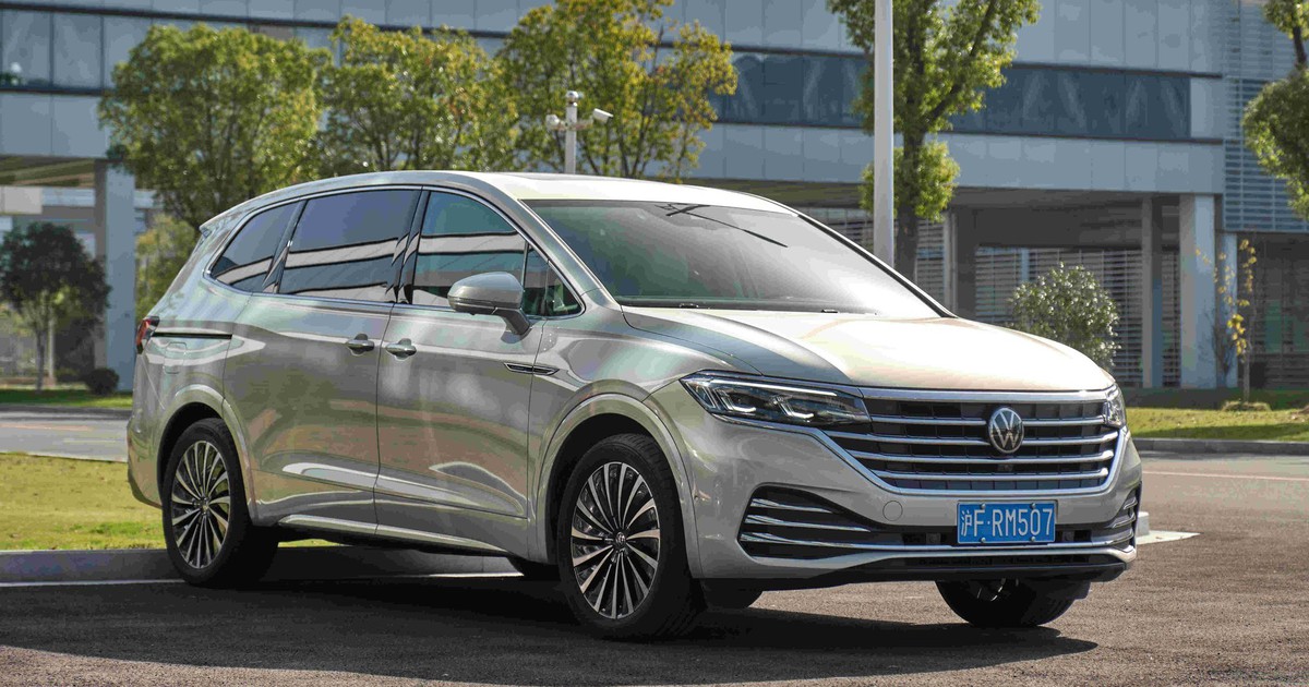 Volkswagen Viloran Luxury màu vàng tăng giá 100 triệu 1 so sanh volkswagen viloran va mercedes v250 67bbed22162a9