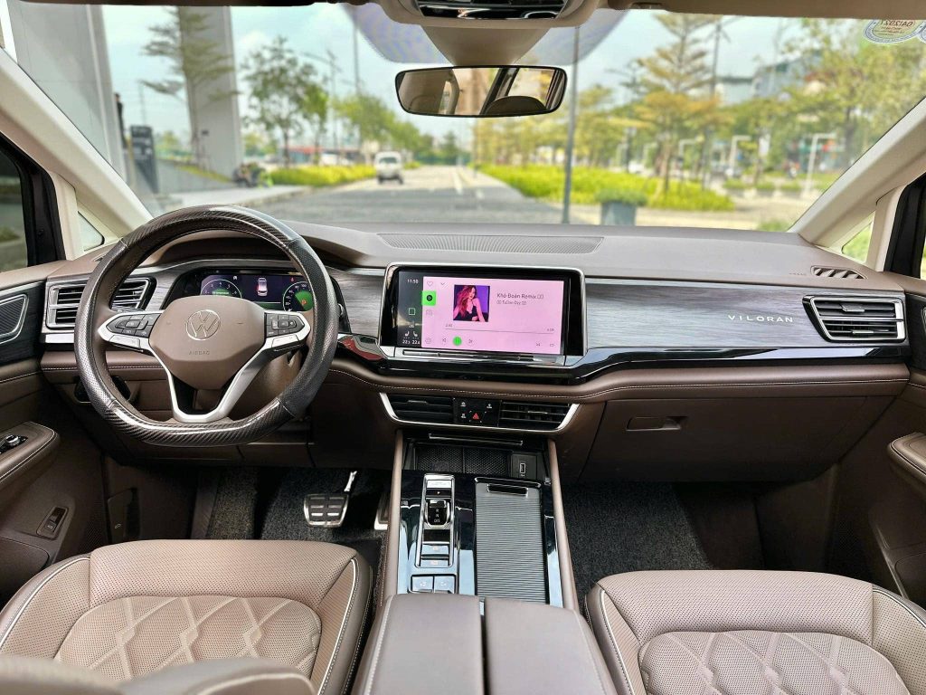 Volkswagen Viloran Luxury màu vàng tăng giá 100 triệu 3 noi that volkswagen viloran 7